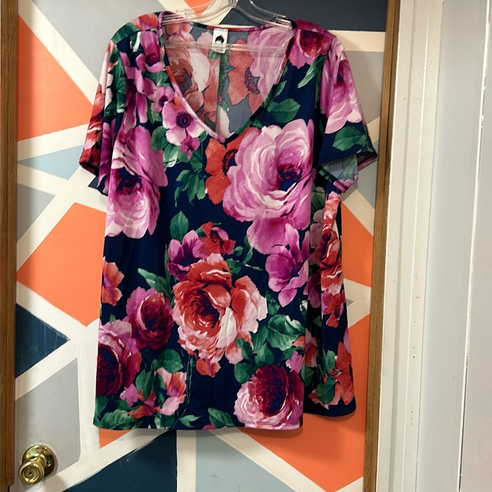 Women’s floral v-neck tee